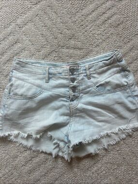 refuge Light Wash Button-Fly Frayed Hem Denim Shorts